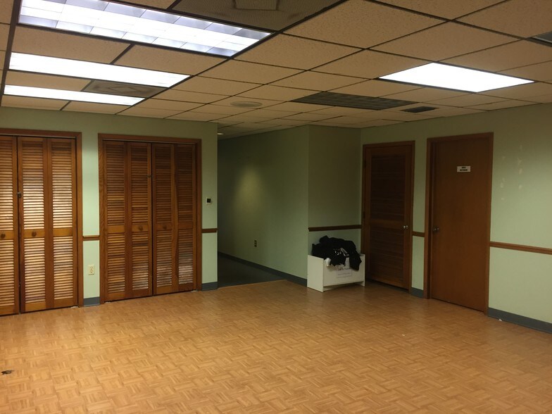 More Photos Of 4244 W Waters Ave, Tampa Showroom For Lease