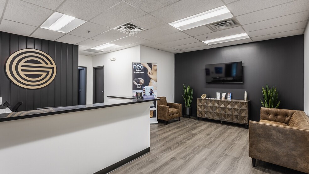 More Photos Of 555 E County Line Rd, Greenwood Medical For Lease