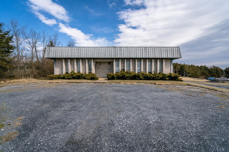 More Photos Of 52 Mid Valley Ln, Verona Warehouse For Lease