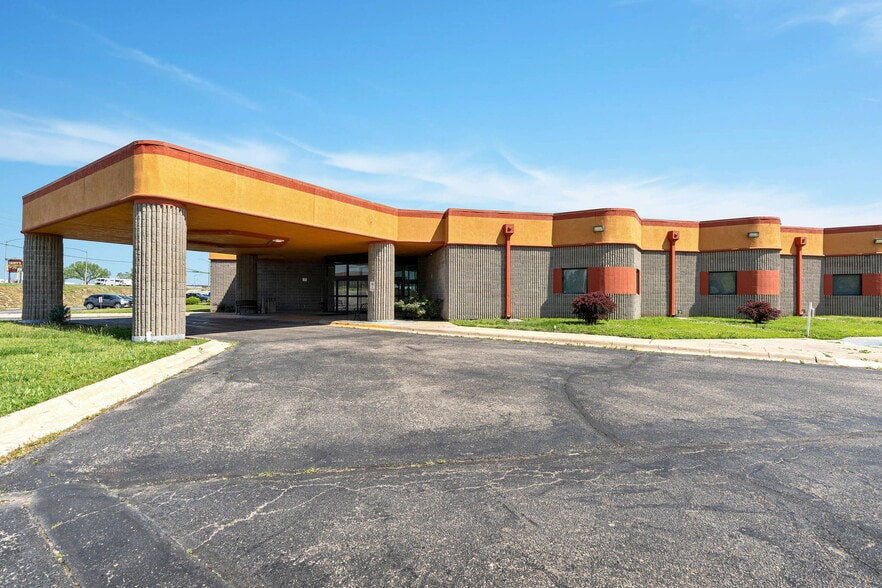 More Photos Of 3232 N Summit St, Arkansas City Hotel For Sale