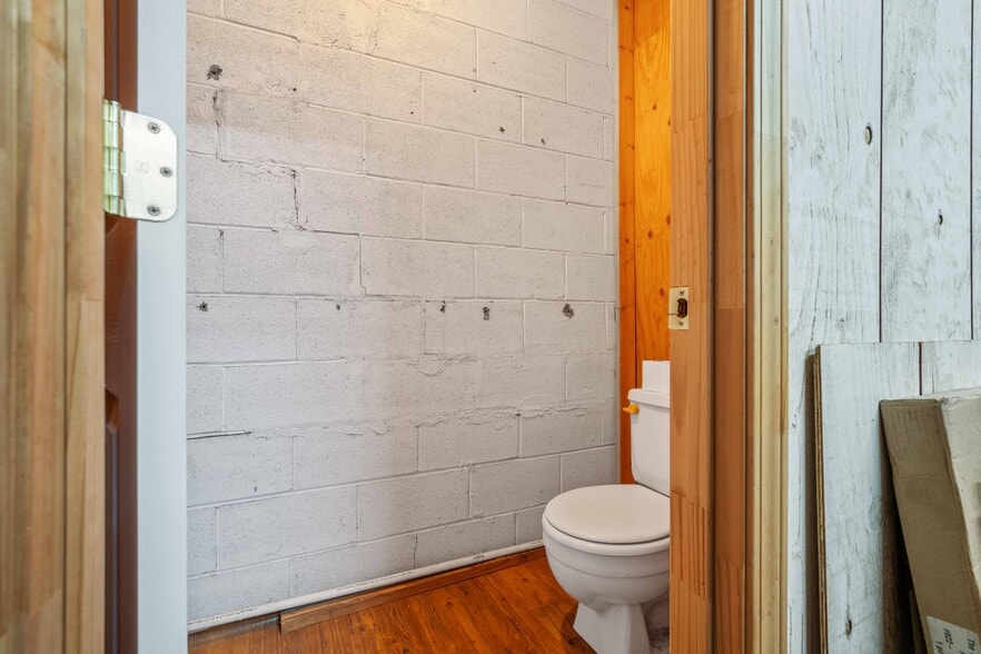 More Photos Of 364 W Main St, Decaturville Flex For Sale