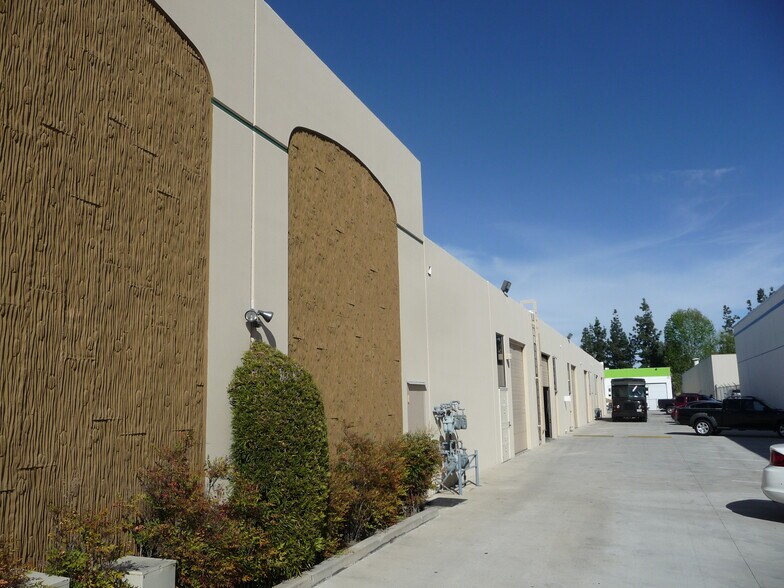More Photos Of 6430 Variel Ave, Woodland Hills Warehouse For Lease