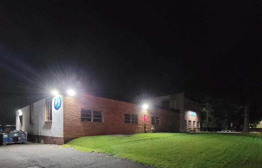 More Photos Of 105 Oak St, Norwood Manufacturing For Lease