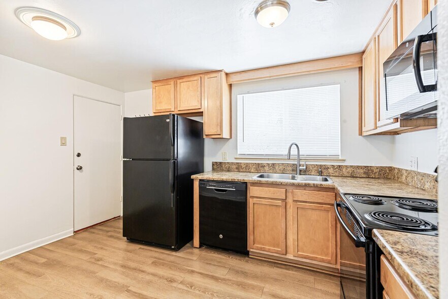 More Photos Of 1679-1695 Reed St, Lakewood Apartments For Sale