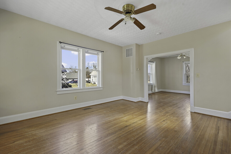 More Photos Of 41 E Colonial Hwy, Hamilton Freestanding For Sale