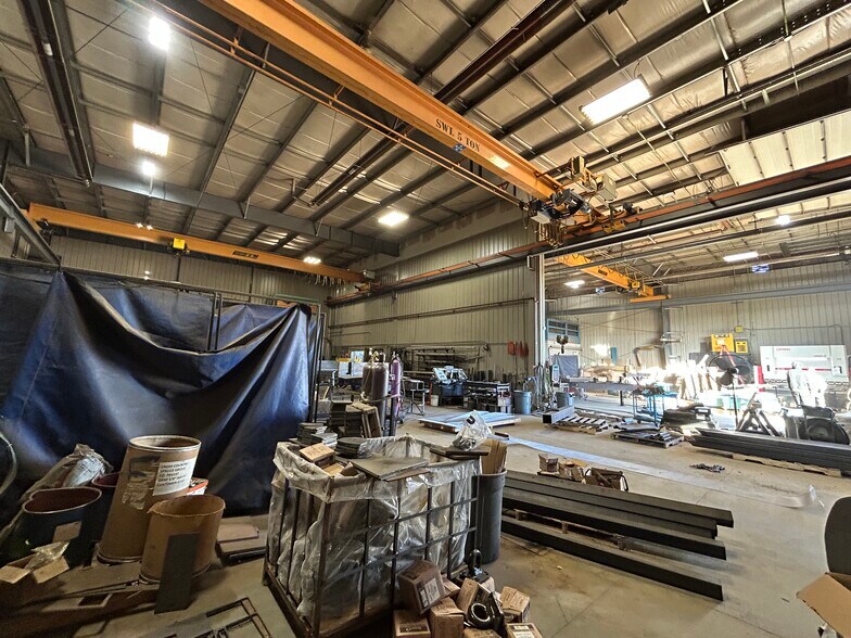 More Photos Of 357 Saskatchewan Ave, Spruce Grove Manufacturing For Lease