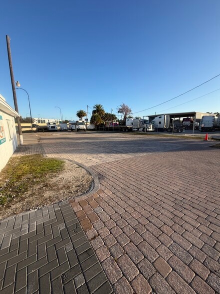 More Photos Of 3303 37th St, Orlando Warehouse For Lease