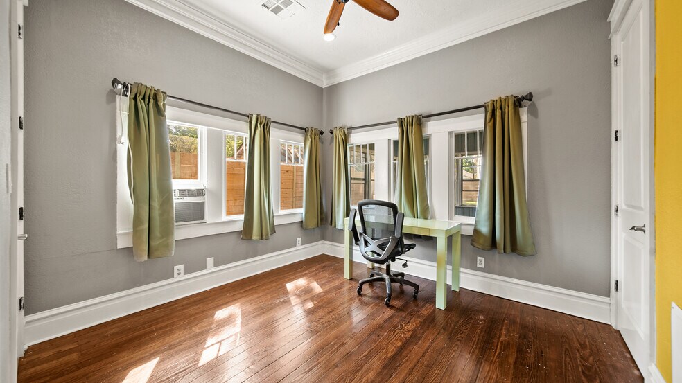 More Photos Of 6005 N Main St, Houston Office Residential For Sale