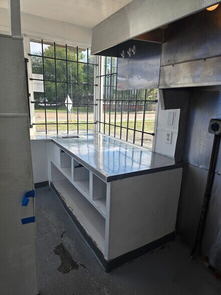 More Photos Of 5225 University Hills Blvd, Dallas General Retail For Lease