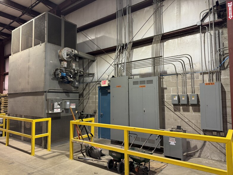 More Photos Of 498 Maratech Ave, Marathon Distribution For Lease