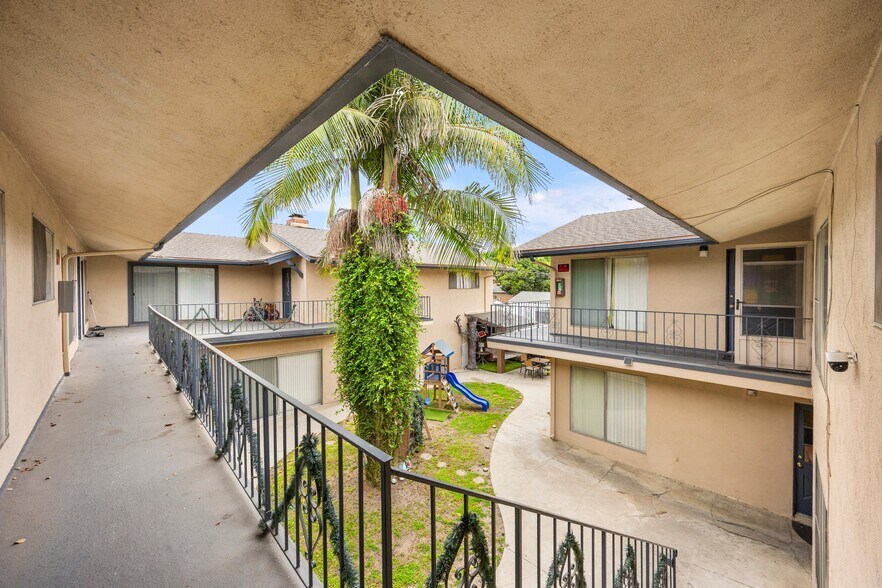 More Photos Of 1005 E Harding St, Long Beach Apartments For Sale