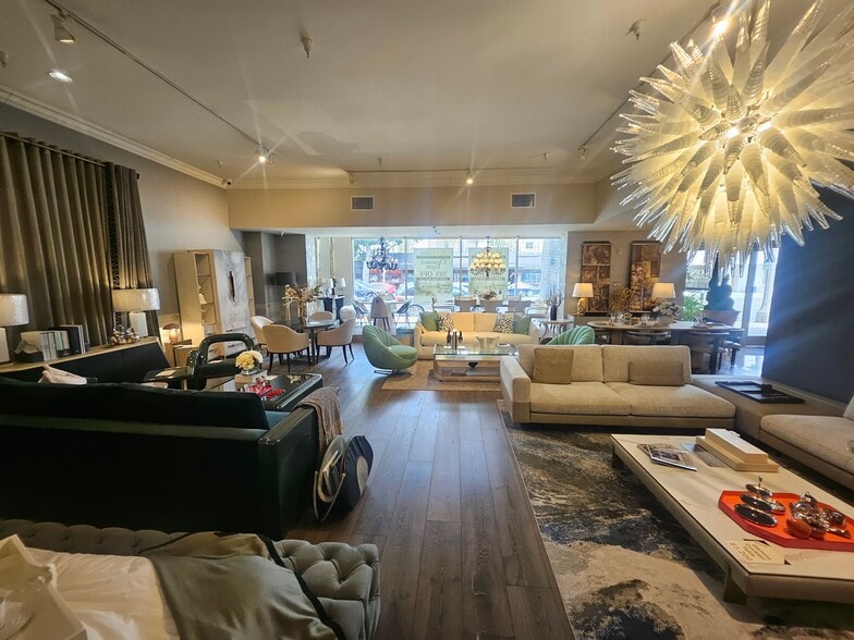 More Photos Of 275 S La Cienega Blvd, Beverly Hills Storefront For Lease