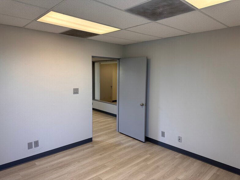 More Photos Of 4550 Kearny Villa Rd, San Diego Office For Sale
