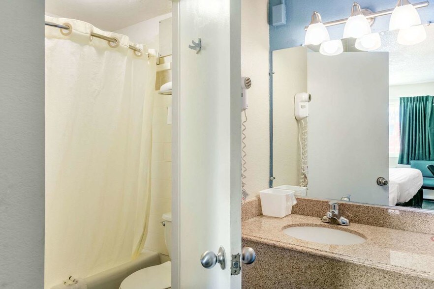 More Photos Of 1500 W Spruce St, Rawlins Hotel For Sale