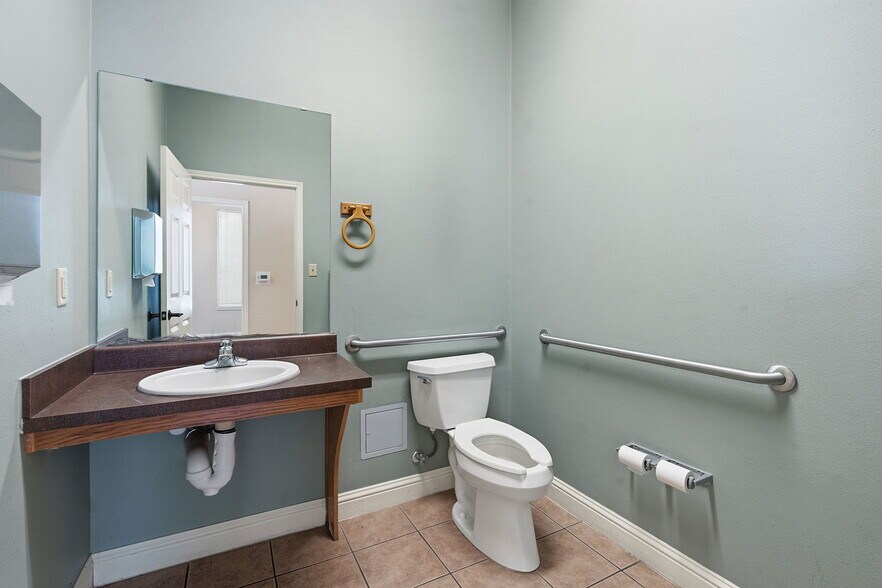 More Photos Of 13284 Pond Springs Rd, Austin Office For Sale
