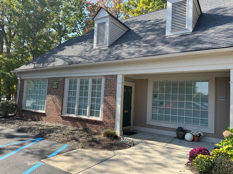 More Photos Of 31886 Northwestern Hwy, Farmington Office For Lease