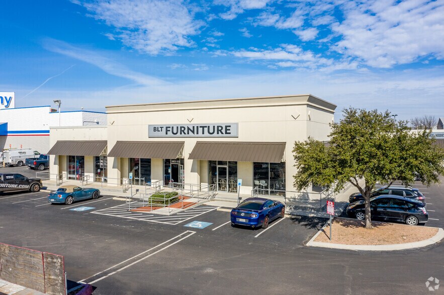 More Photos Of 2803-2899 NE Loop 410, San Antonio Showroom For Lease