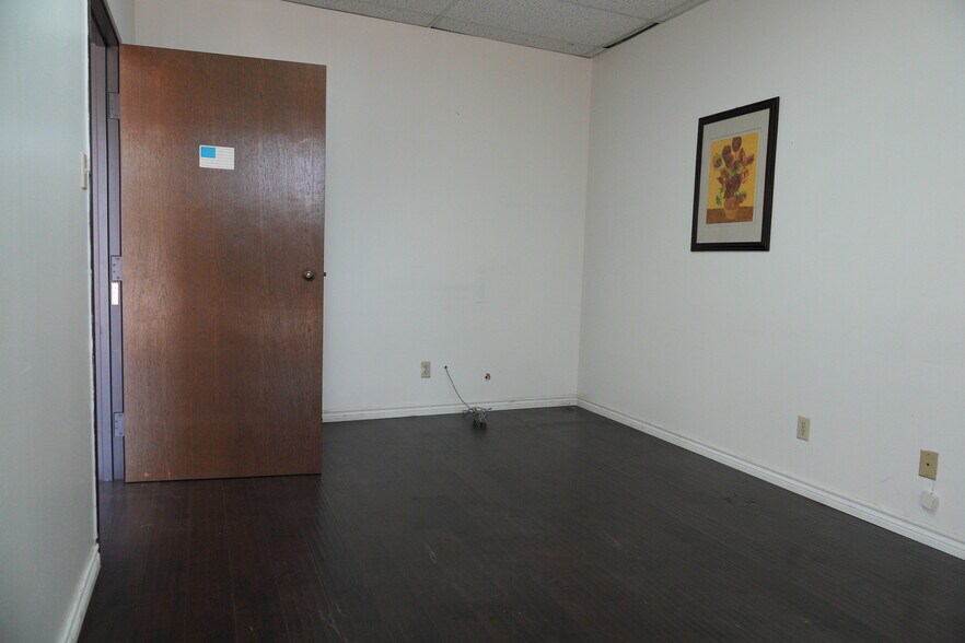 More Photos Of 501 Industrial Dr, Richardson Warehouse For Lease
