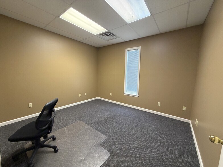 More Photos Of 305 N Mason St, Carrollton Office For Sale