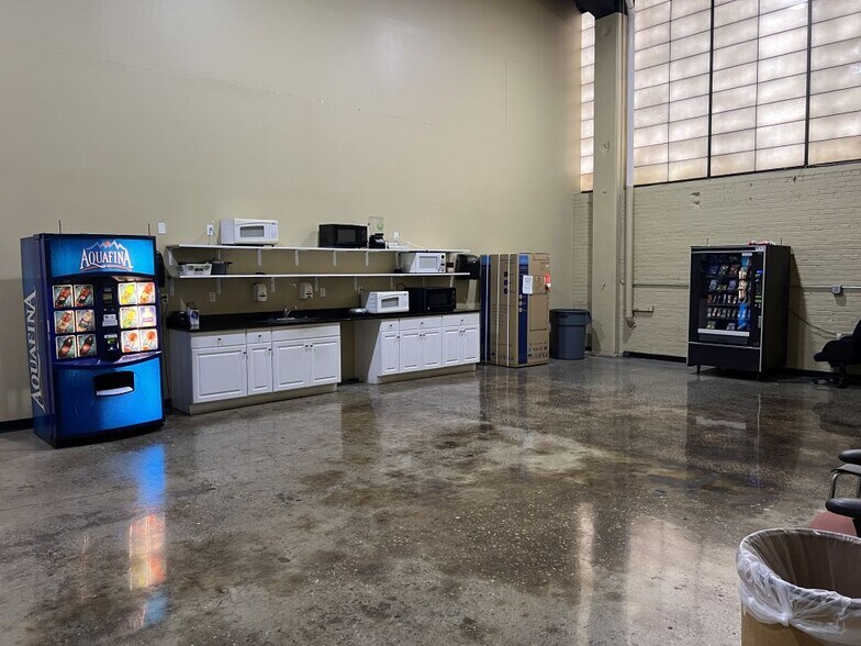 More Photos Of 75 Aircraft Rd, Southington Manufacturing For Lease