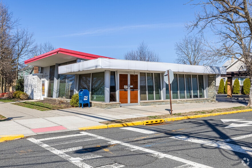 More Photos Of 470 Kenilworth Blvd, Kenilworth Bank For Lease