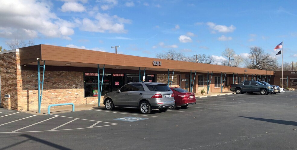 More Photos Of 1109-1137 Burton Hill Rd, Fort Worth Storefront Retail Office For Lease