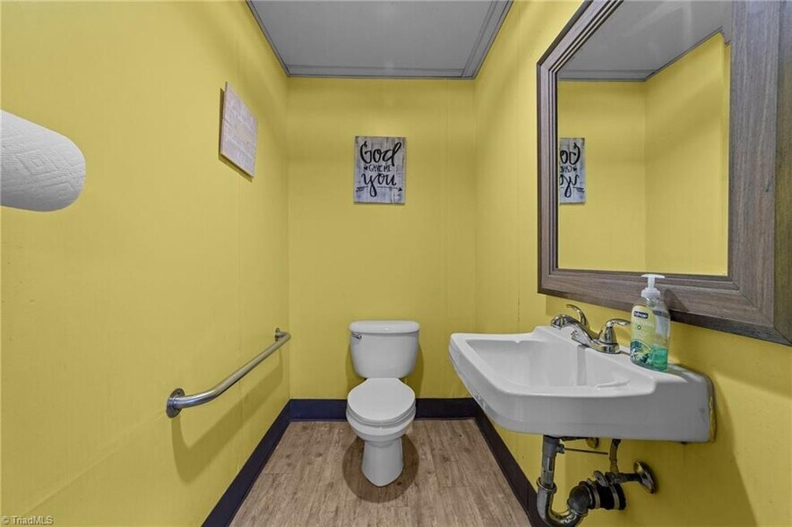 More Photos Of 1501 Upland Dr, Greensboro Office For Sale
