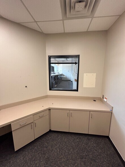 More Photos Of 723 Rollingbrook Dr, Baytown Office For Sale