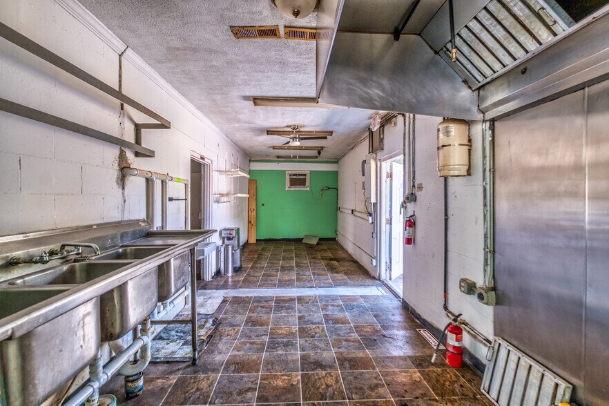 More Photos Of 561-563 McLean Ave, Hopkinsville Freestanding For Sale