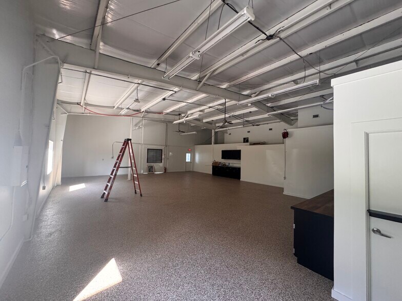 More Photos Of 4455 Ulmerton Rd, Clearwater Warehouse For Lease