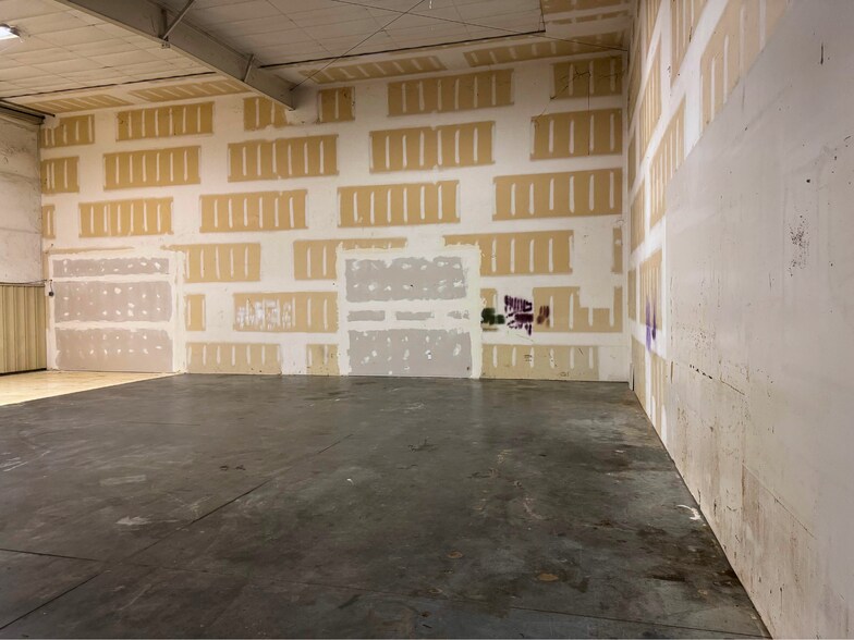 More Photos Of 118 E 13th St N, Andover Service For Lease