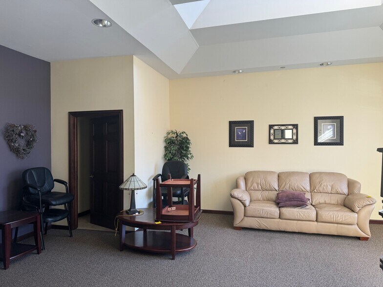 More Photos Of 181 S Lincolnway, North Aurora Medical For Sale