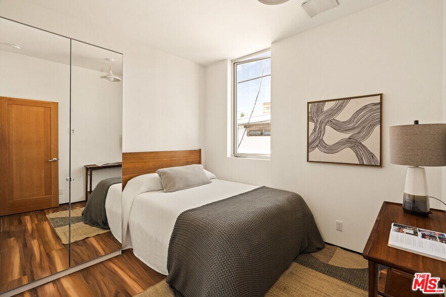 More Photos Of 1076 Palms Blvd, Venice Apartments For Sale