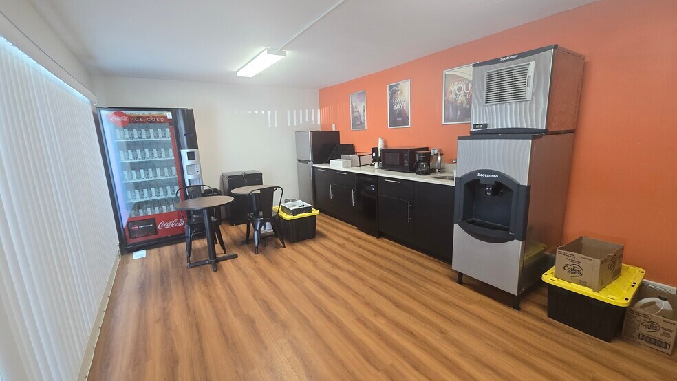 More Photos Of 910 Cranbrook St North, Cranbrook Hotel For Sale