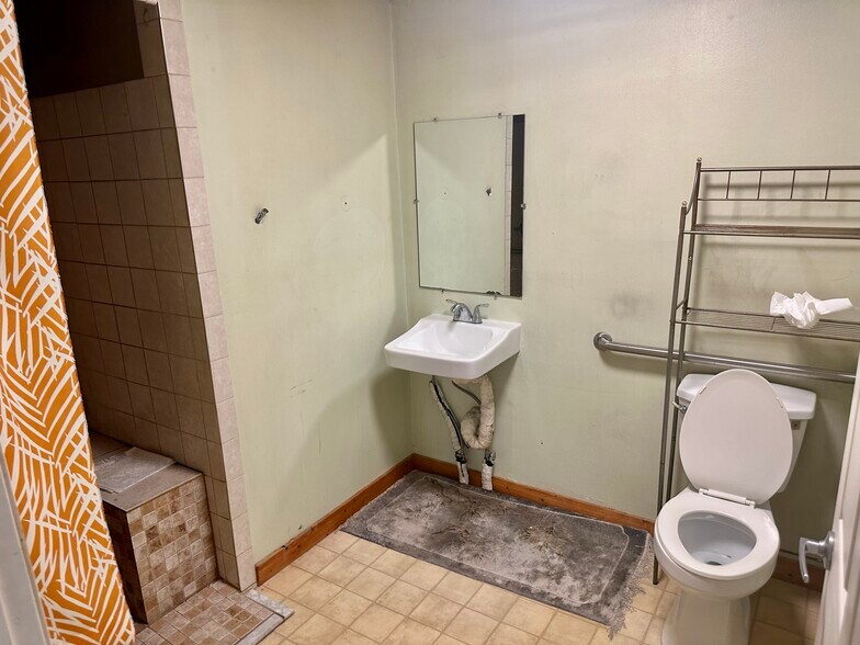 More Photos Of 202 S Eldorado Rd, Bloomington General Retail For Lease