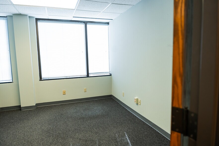 More Photos Of 407 N Cedar Ridge Dr, Duncanville Office Residential For Lease