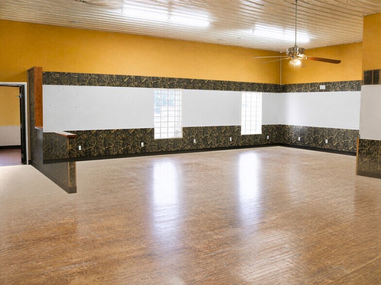More Photos Of 311 W St. John St, Litchfield Sports And Entertainment For Sale