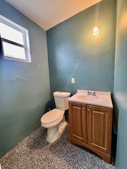 More Photos Of 692-702 SW 15th St, Pompano Beach Light Distribution For Lease