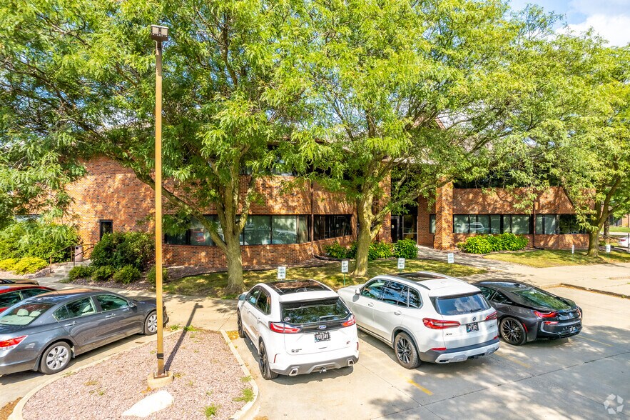 More Photos Of 4949 Pleasant St, West Des Moines Office For Lease