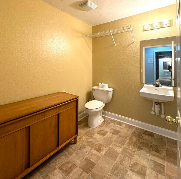 More Photos Of 144 Commerce Pky, Cornelia Flex For Sale