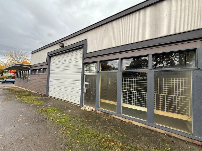 More Photos Of 1515 13th St SE, Salem Showroom For Lease