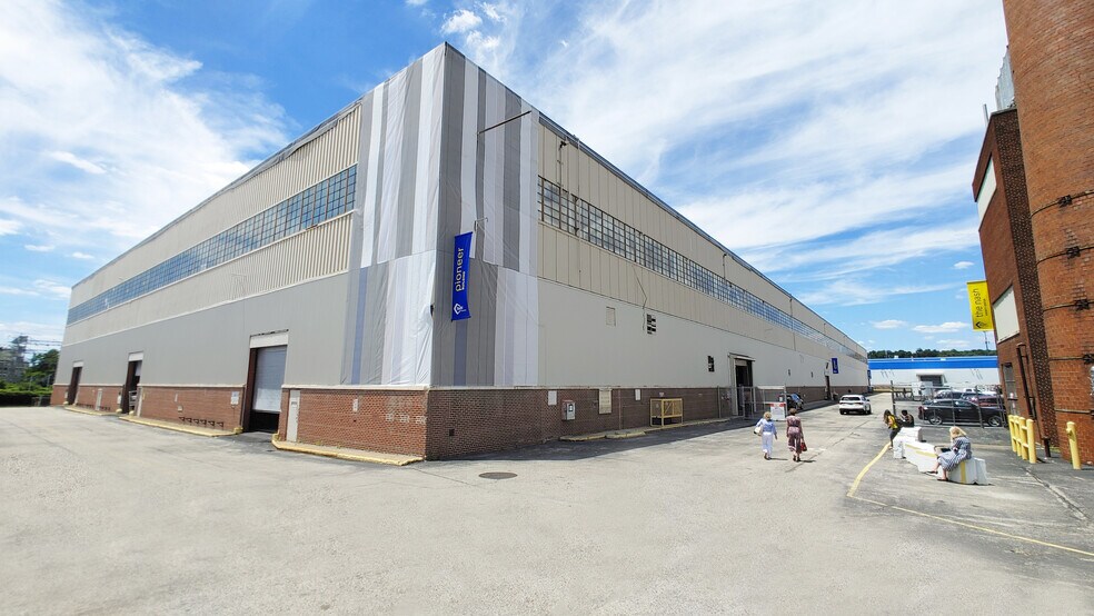 More Photos Of 2450 W Hunting Park Ave, Philadelphia Unknown For Lease