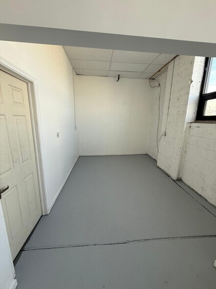More Photos Of 23 Nassau Ave, Inwood Warehouse For Lease