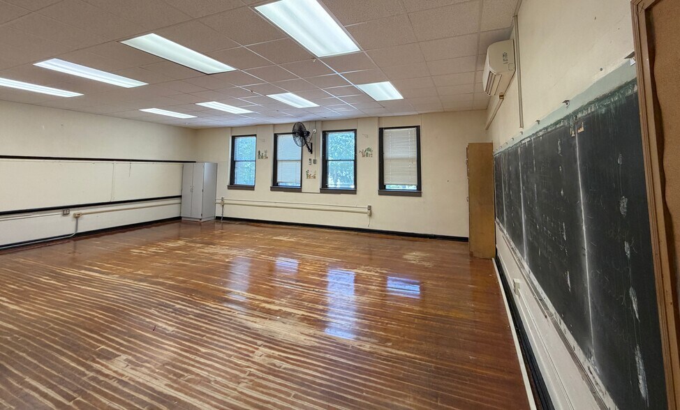 More Photos Of 633 W Perry St, Belvidere Schools For Sale
