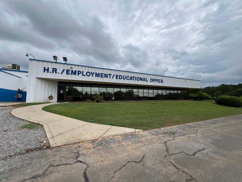 More Photos Of 1641 Thompson Rd, Hartselle Manufacturing For Sale