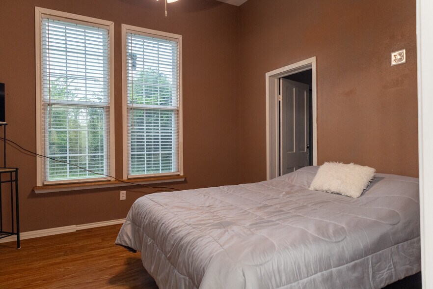 More Photos Of 416 W Palestine Ave, Palestine Office Residential For Sale