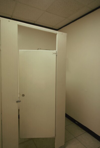 More Photos Of 10850 Wilcrest Dr, Houston Light Distribution For Lease