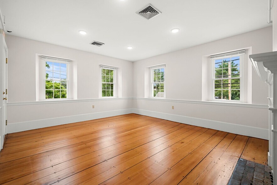 More Photos Of 160 Sylvan St, Danvers Office For Sale