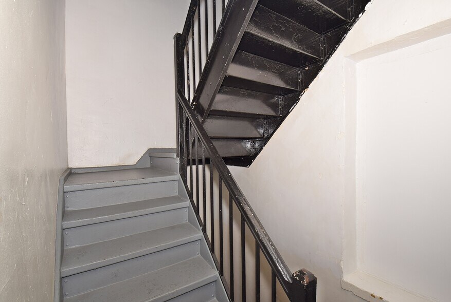 More Photos Of 20 W Park Ave, Long Beach Storefront Retail Office For Lease