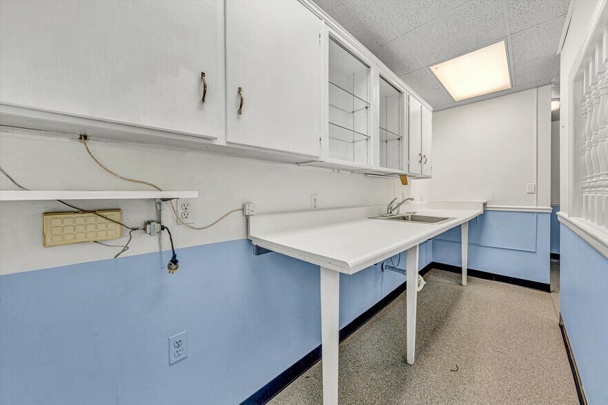 More Photos Of 1930 Braeburn Dr, Salem Medical For Sale